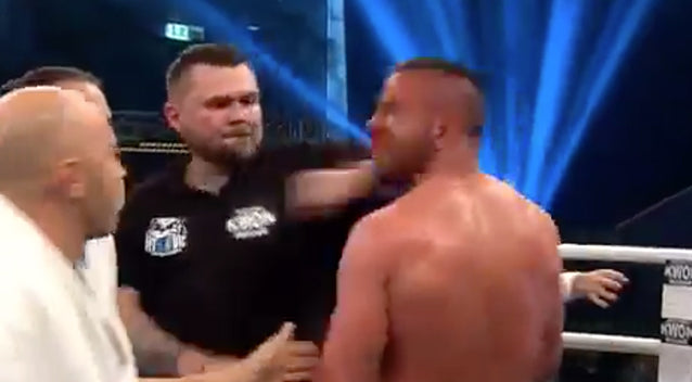 【Video】Tyson wannebe blir knockad efter ha bitit sin motståndare i örat!