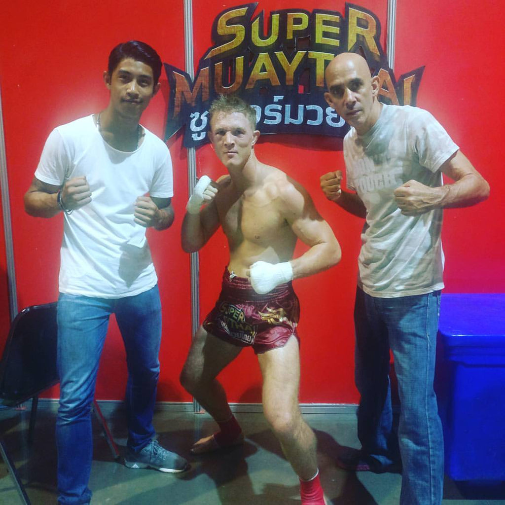 Christoffer Axelsson vinner på K.O mot Zainalabid på Super Muay Thai