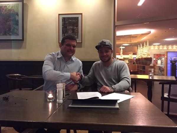 Robin van Roosmalen skriver kontrakt med FFC inför hans kommande MMA Debut